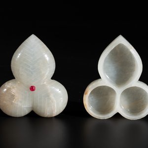 A Chinese Mughal-style leaf-shaped ruby-inset jade box and cover on wooden base, 18th C. — photo 8