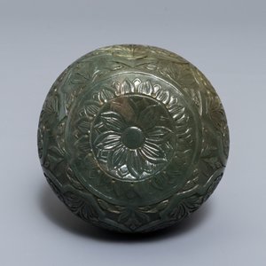 A Chinese Mughal-style spinach jade huqqa base, 19/20th C. — photo 5