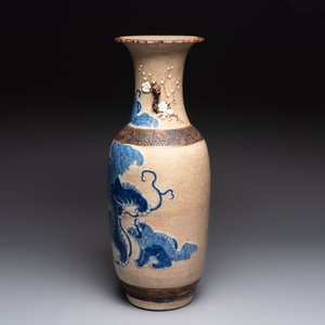 A Chinese Nanking blue and white crackle-glazed 'Buddhist lion' vase, Chenghua mark, 19th C. — photo 2