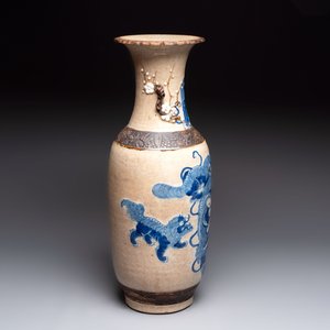 A Chinese Nanking blue and white crackle-glazed 'Buddhist lion' vase, Chenghua mark, 19th C. — photo 4