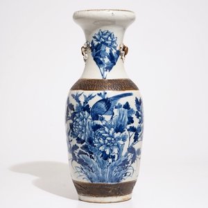 A Chinese Nanking blue and white on crackle ground vase, 19th C. — photo 1