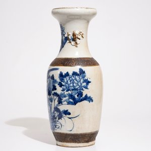 A Chinese Nanking blue and white on crackle ground vase, 19th C. — photo 4