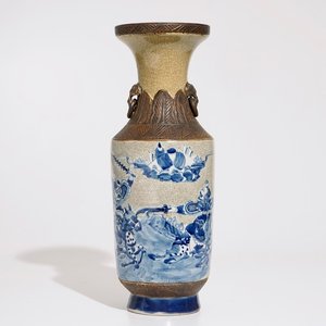 A Chinese Nanking blue and white on crackle ground vase, 19th C. — photo 1