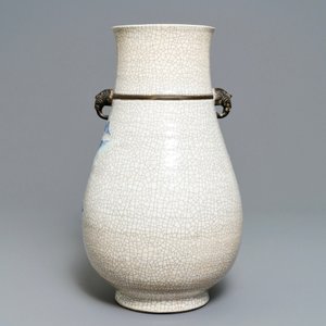 A Chinese Nanking crackle-glazed blue and white hu vase, 19th C. — 照片 3