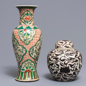 A Chinese Nanking crackle-glazed dish and two vases, 19/20th C. — photo 7