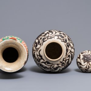 A Chinese Nanking crackle-glazed dish and two vases, 19/20th C. — photo 8