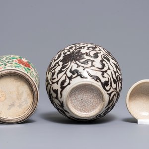 A Chinese Nanking crackle-glazed dish and two vases, 19/20th C. — photo 9