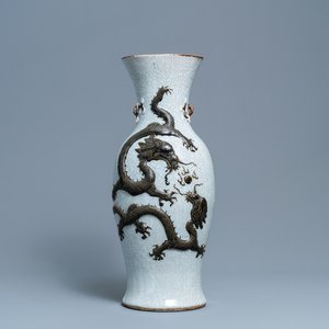 A Chinese Nanking crackle-glazed dragon vase, 19th C. — 照片 1