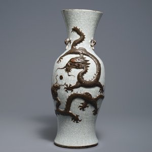 A Chinese Nanking crackle-glazed 'dragon' vase, 19th C. — 照片 1