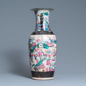 A Chinese Nanking famille rose crackle-glazed vase, 19th C. — photo 4