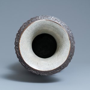 A Chinese Nanking famille rose crackle-glazed vase, 19th C. — photo 5