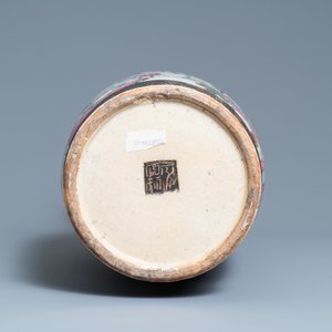 A Chinese Nanking famille rose crackle-glazed vase, 19th C. — photo 6