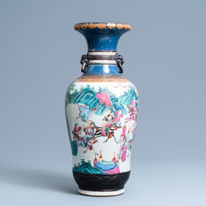 A Chinese Nanking famille rose crackle-glazed 'warrior' vase, 19th C. — photo 3