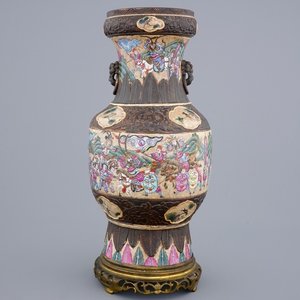 A Chinese Nanking famille rose crackle vase on bronze foot, 19th C. — photo 1