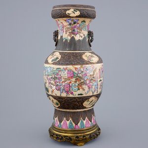 A Chinese Nanking famille rose crackle vase on bronze foot, 19th C. — photo 3