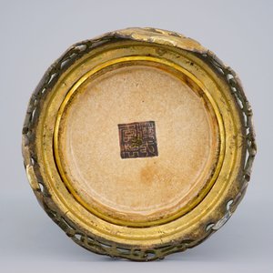 A Chinese Nanking famille rose crackle vase on bronze foot, 19th C. — photo 5