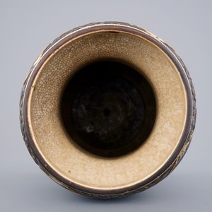 A Chinese Nanking famille rose crackle vase on bronze foot, 19th C. — photo 6