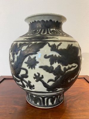A Chinese Nanking-style 'dragon' vase with applied design, 18th/19th C. — photo 2