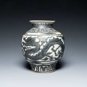 A Chinese Nanking-style 'dragon' vase with applied design, 18th/19th C. — photo 1