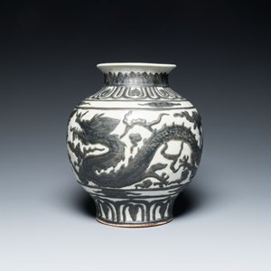 A Chinese Nanking-style 'dragon' vase with applied design, 18th/19th C. — photo 3