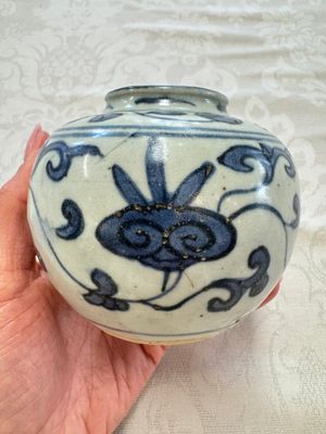A Chinese Nanking water pot, a blue and white brush pot, a jarlet and a trick cup, Ming and later — photo 3