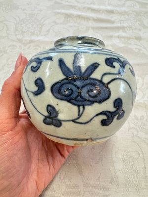 A Chinese Nanking water pot, a blue and white brush pot, a jarlet and a trick cup, Ming and later — photo 4