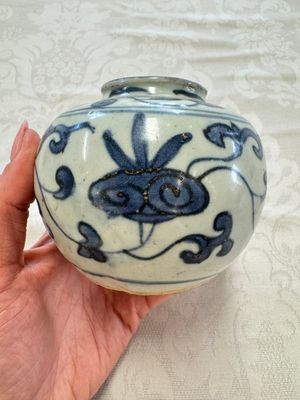 A Chinese Nanking water pot, a blue and white brush pot, a jarlet and a trick cup, Ming and later — photo 5