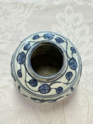 A Chinese Nanking water pot, a blue and white brush pot, a jarlet and a trick cup, Ming and later — photo 6