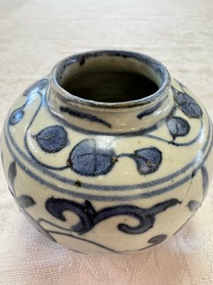 A Chinese Nanking water pot, a blue and white brush pot, a jarlet and a trick cup, Ming and later — photo 9