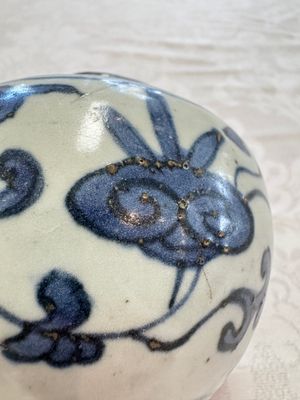 A Chinese Nanking water pot, a blue and white brush pot, a jarlet and a trick cup, Ming and later — photo 10