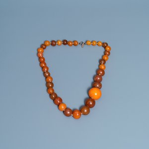 A Chinese necklace with large amber beads, 19th C. — 照片 1