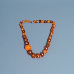 A Chinese necklace with large amber beads, 19th C. — 照片 2