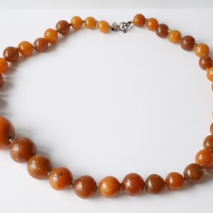 A Chinese necklace with large amber beads, 19th C. — 照片 3