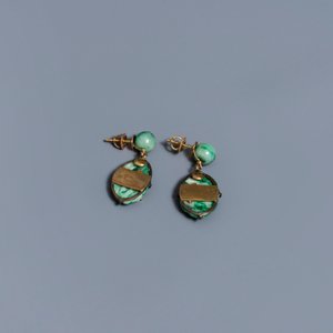 A Chinese necklace with pendant and a pair of gemstone-inset earrings in jade and gold, 20th C. — photo 3