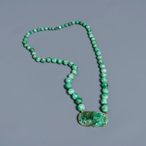 A Chinese necklace with pendant and a pair of gemstone-inset earrings in jade and gold, 20th C. — photo 4