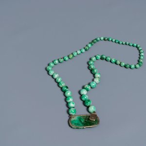 A Chinese necklace with pendant and a pair of gemstone-inset earrings in jade and gold, 20th C. — photo 5