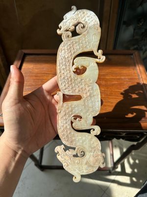 A Chinese nephrite jade ark-shaped 'chilong' plaque, Zhou/Han — 照片 1
