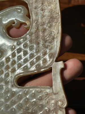 A Chinese nephrite jade ark-shaped 'chilong' plaque, Zhou/Han — 照片 16