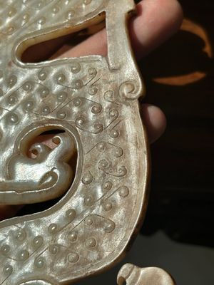 A Chinese nephrite jade ark-shaped 'chilong' plaque, Zhou/Han — 照片 19