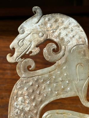 A Chinese nephrite jade ark-shaped 'chilong' plaque, Zhou/Han — 照片 2