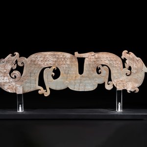 A Chinese nephrite jade ark-shaped 'chilong' plaque, Zhou/Han — 照片 2