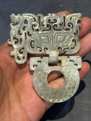 A Chinese nephrite jade 'bi' disc representing a Taotie mask, Han — 照片 1