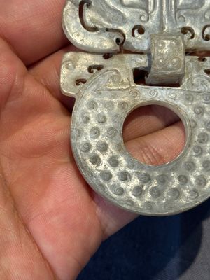 A Chinese nephrite jade 'bi' disc representing a Taotie mask, Han — 照片 12