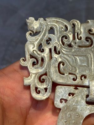 A Chinese nephrite jade 'bi' disc representing a Taotie mask, Han — 照片 2