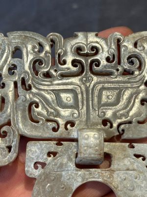 A Chinese nephrite jade 'bi' disc representing a Taotie mask, Han — 照片 3