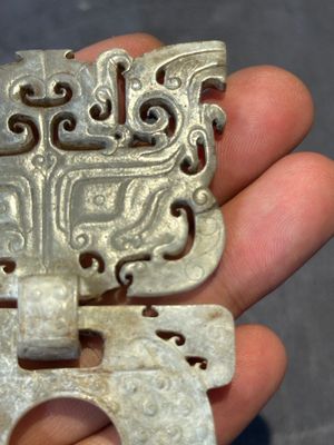 A Chinese nephrite jade 'bi' disc representing a Taotie mask, Han — 照片 4
