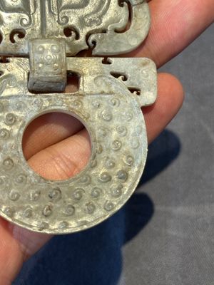 A Chinese nephrite jade 'bi' disc representing a Taotie mask, Han — 照片 5