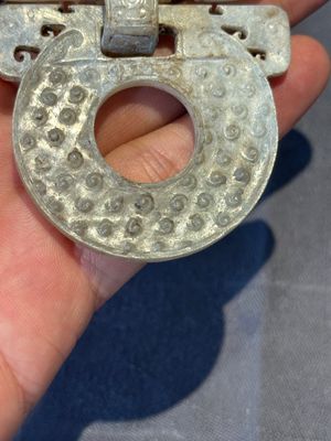 A Chinese nephrite jade 'bi' disc representing a Taotie mask, Han — 照片 7