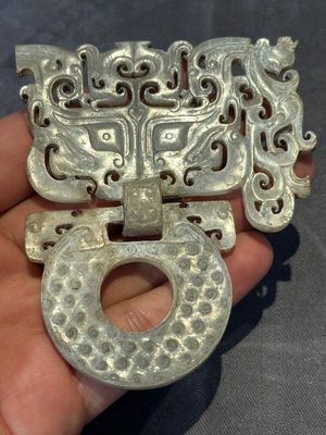 A Chinese nephrite jade 'bi' disc representing a Taotie mask, Han — 照片 8