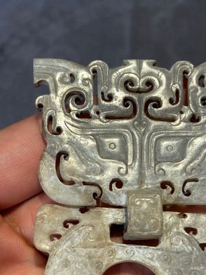 A Chinese nephrite jade 'bi' disc representing a Taotie mask, Han — 照片 9